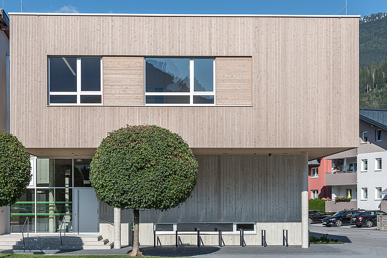Fassadengestaltung der Volksschule St. Johann im Pongau
