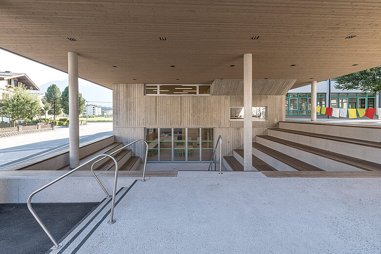 Eingangsbereich der Volksschule St. Johann im Pongau